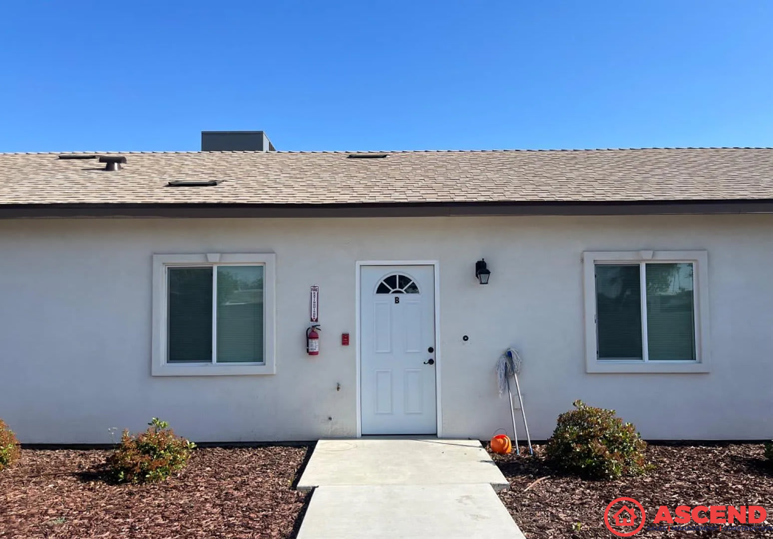 Comfortable 3BD/2BA Home in Bakersfield's 93304 — Water Included, No Pets! – photo 1