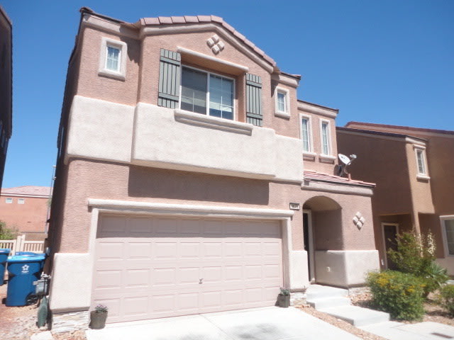 Beautiful 2 Story Home In Mountains Edge – photo 2