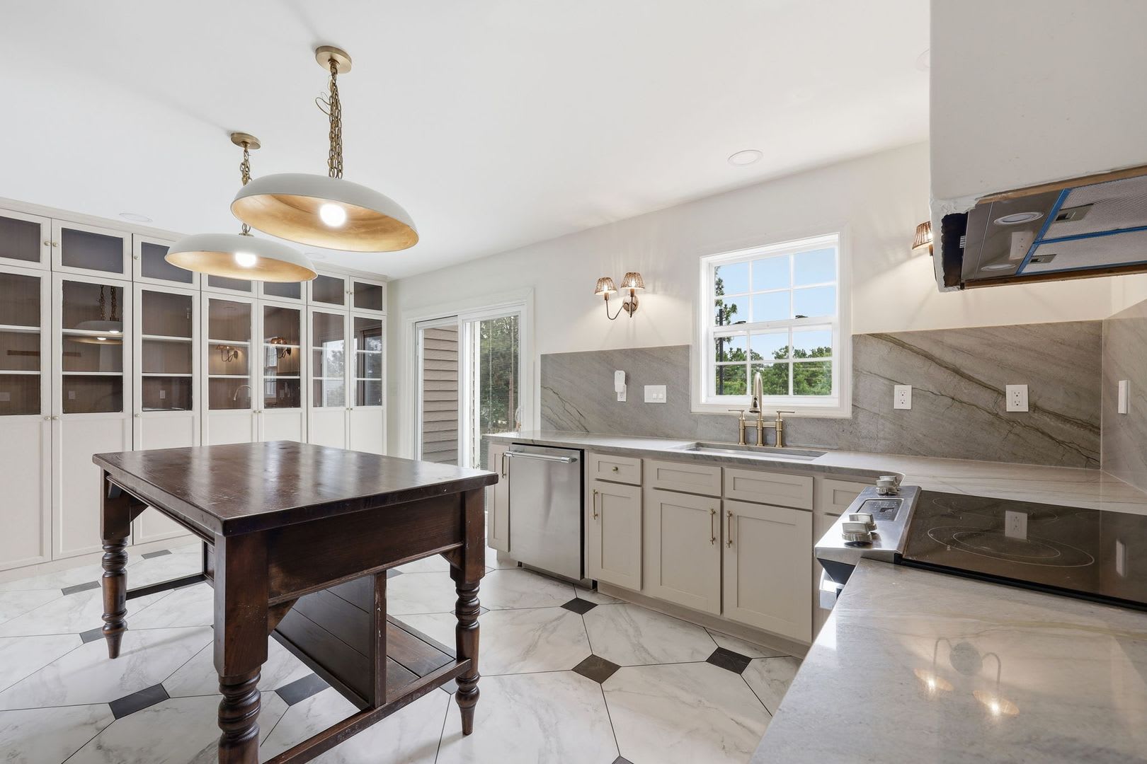 Rent Price Just Reduced. Primary Suite Located on the First Floor. – photo 5