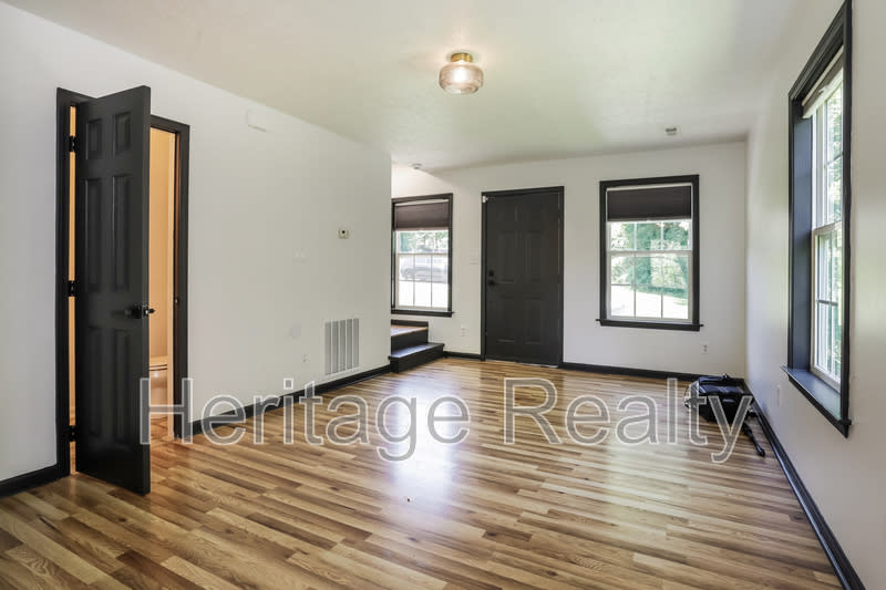 2574 Kenilworth Lane Northeast – photo 3