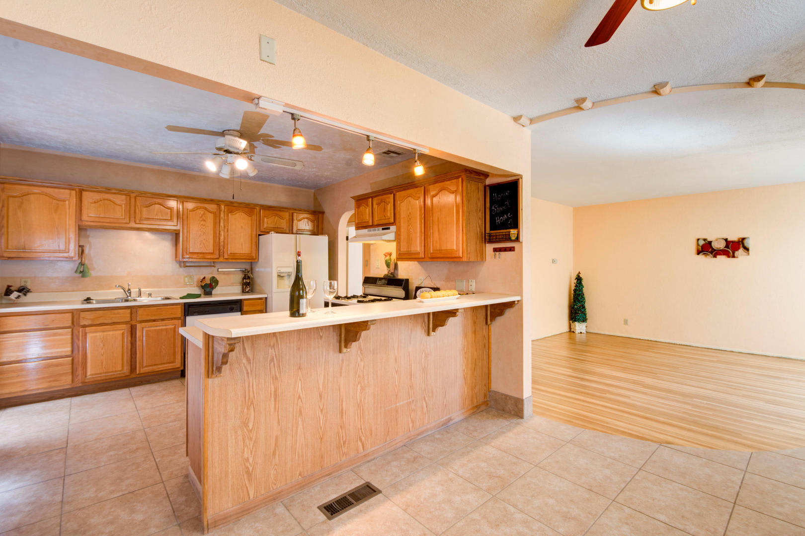 UPTOWN 3 Bedroom 2 bath with Garage – photo 4