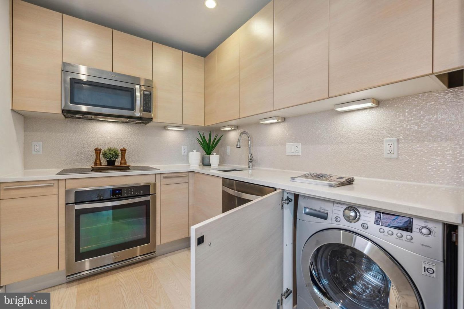 Top Floor Updated One Bedroom W/Sleek Appliances, Washer/Dryer Combo in Amazing Location! – photo 4