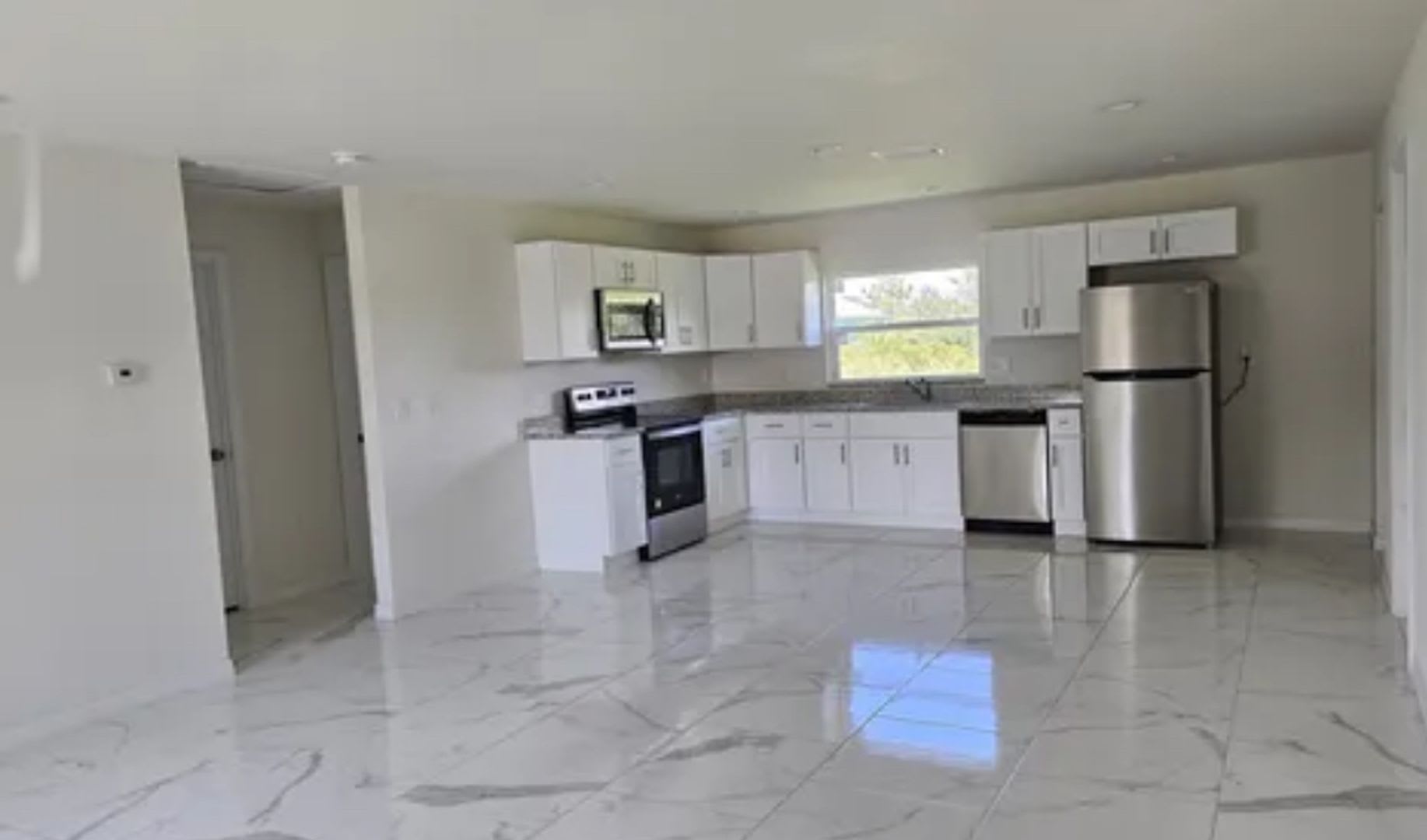 MOVE IN READY-3br 2ba Single Family home in a Great Location! – photo 2