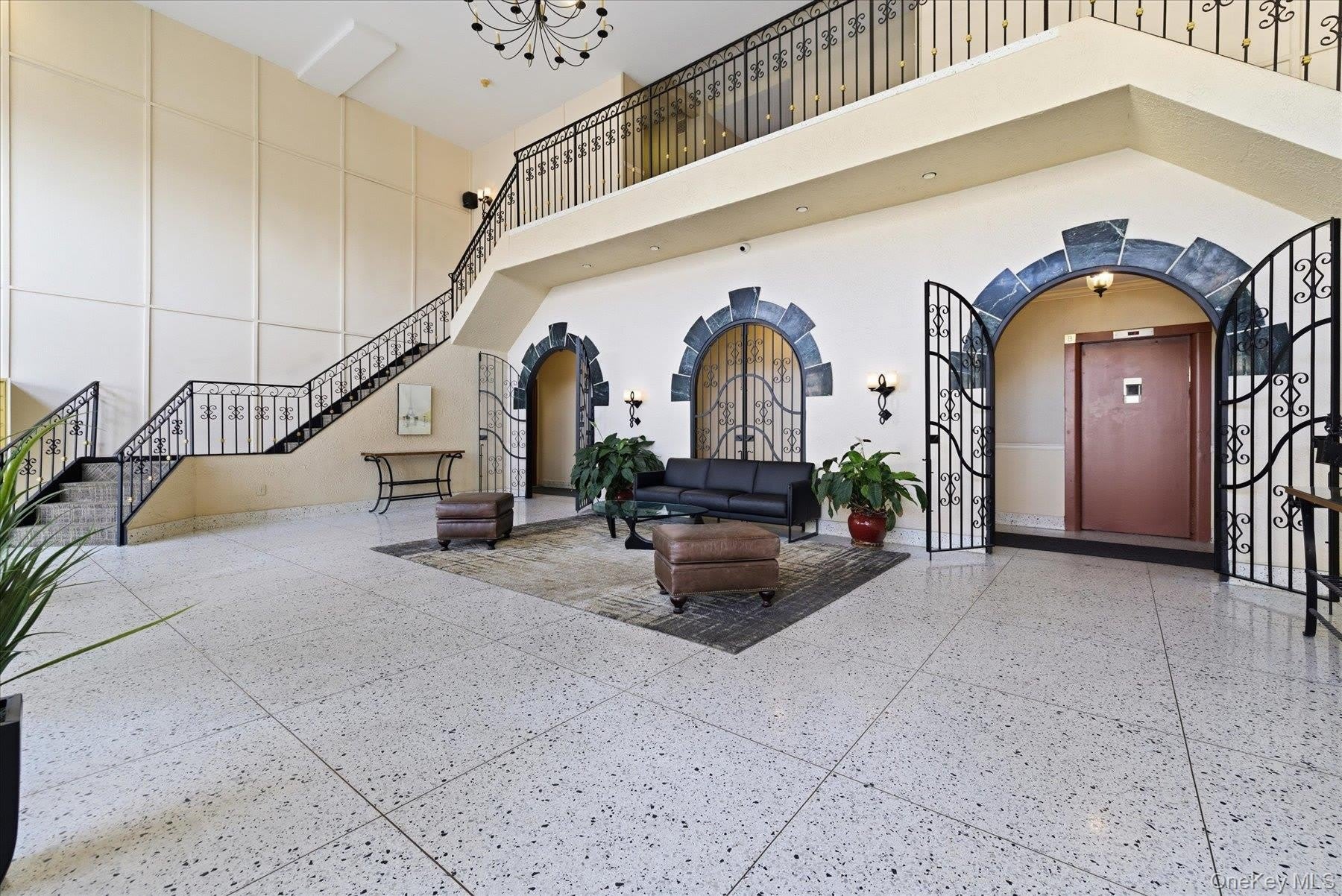 370 West Broadway – photo 4