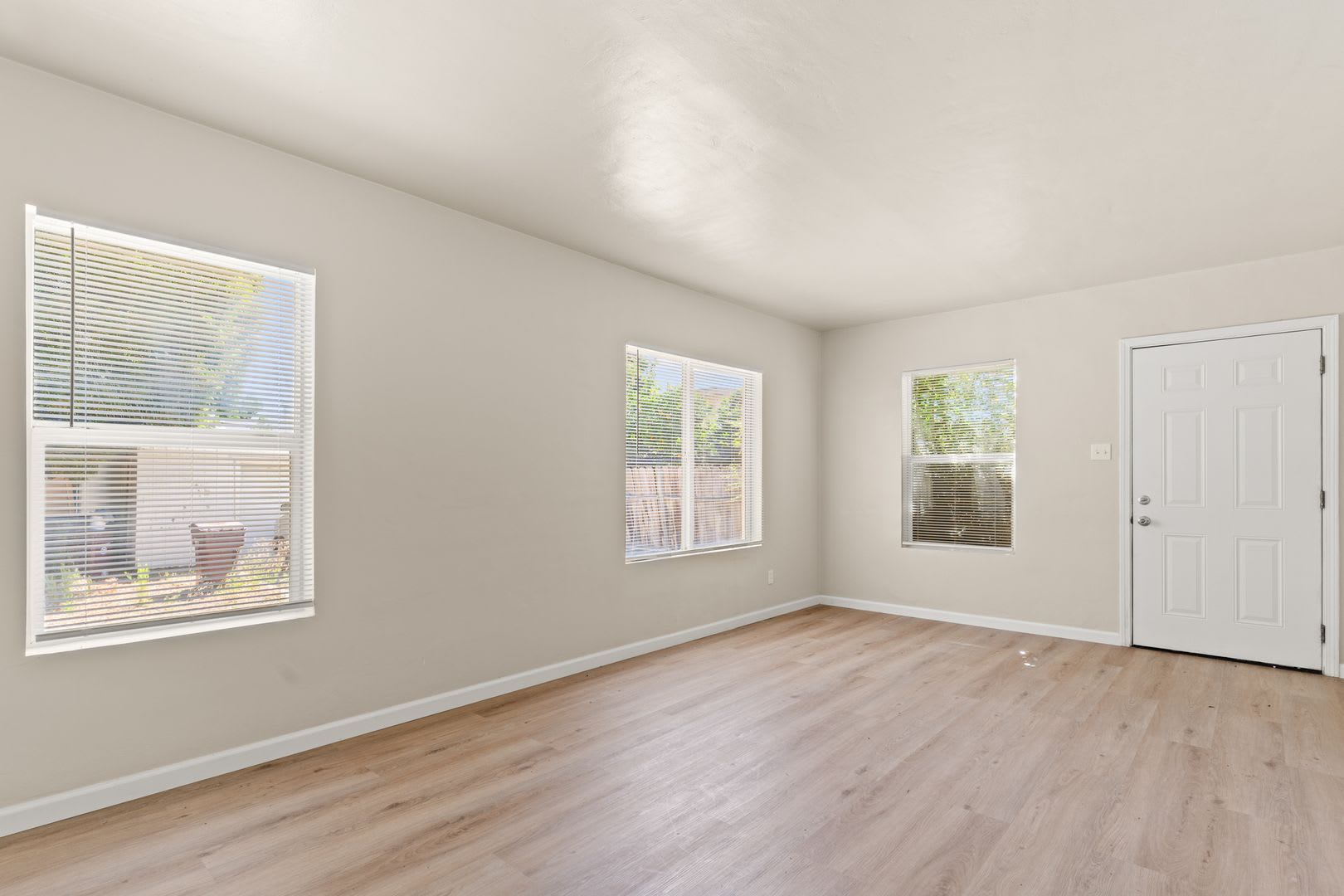 Fully Remodeled Oakland 2 Bed w/ Off-Street Parking & Beautiful Cabinets – photo 2