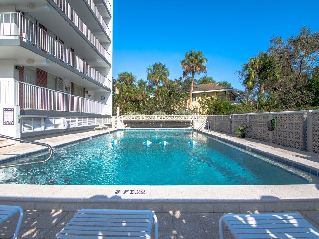 935 E Causeway Boulevard – photo 2