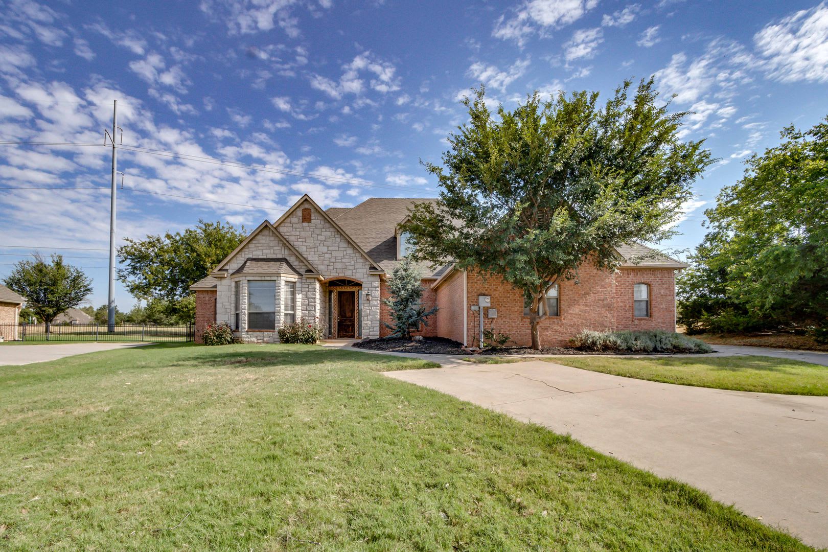 Beautiful 4Bedroom Home tucked away on a quiet cul-de-sac in Coffee Creek! Edmond Schools! Available Now!!! – photo 2