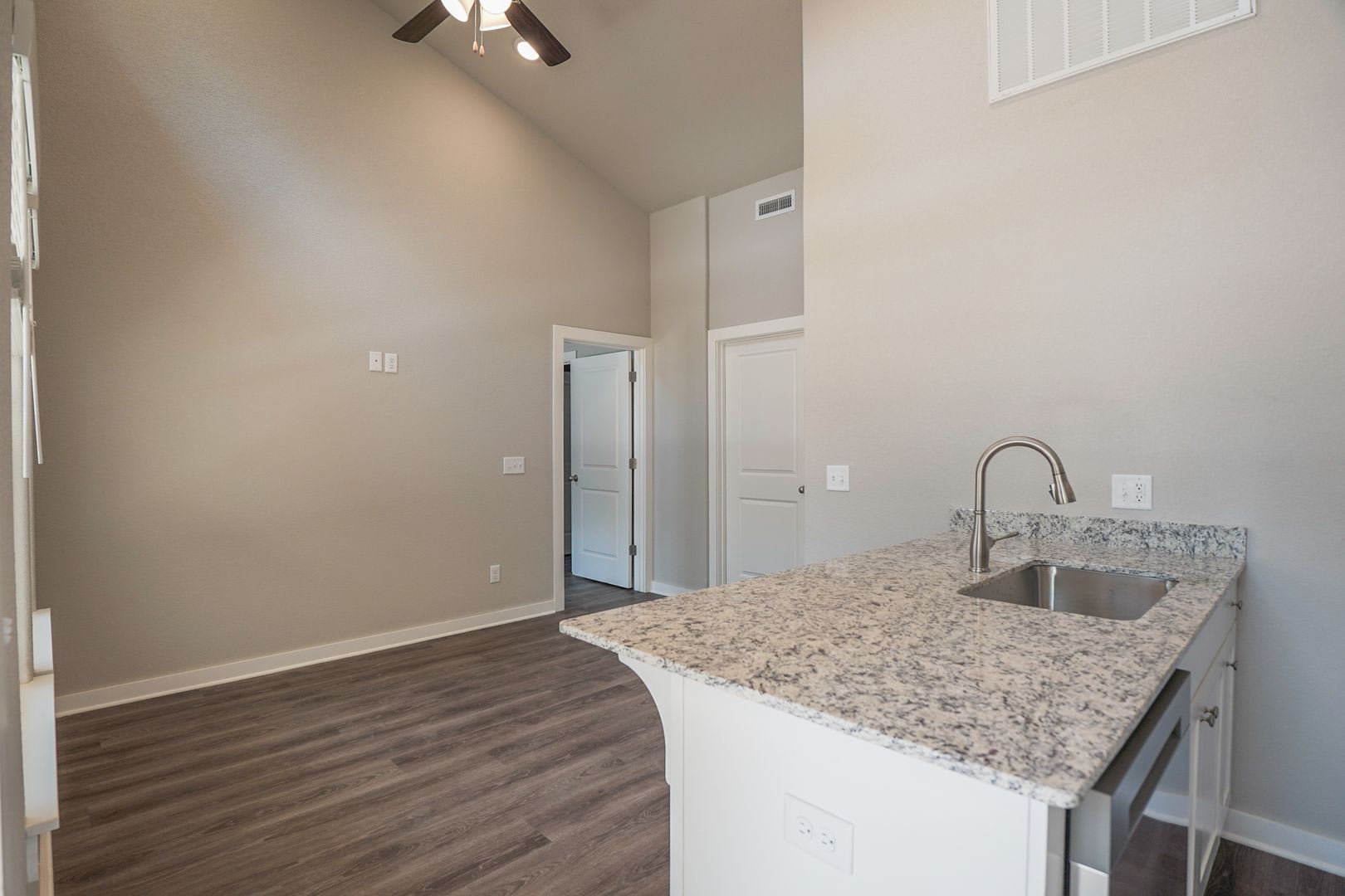 Nice! 2 Bath Home!! – photo 2