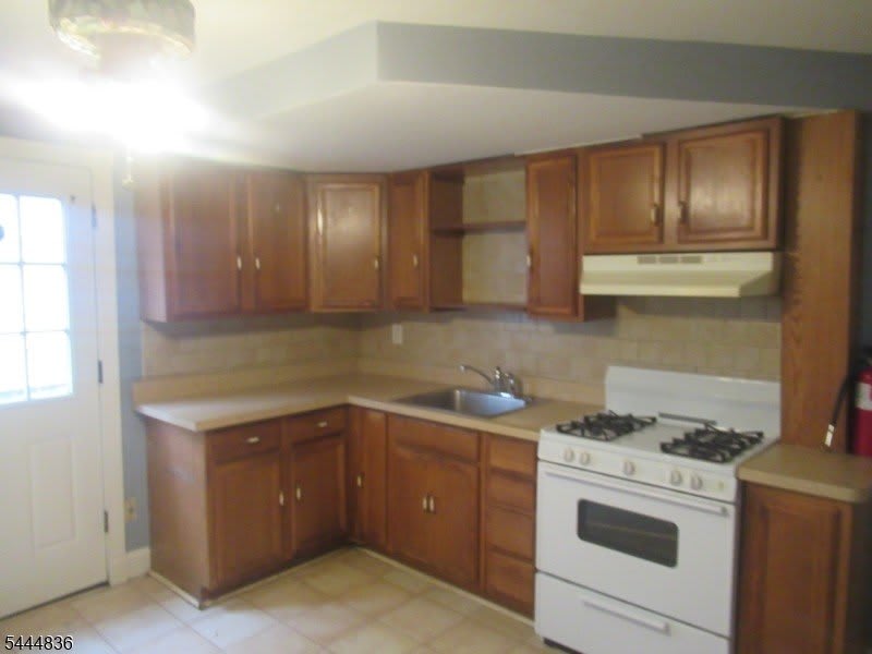 137 Thompson Ave – photo 4