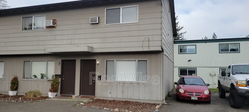 1112 SW 5th St – photo 2