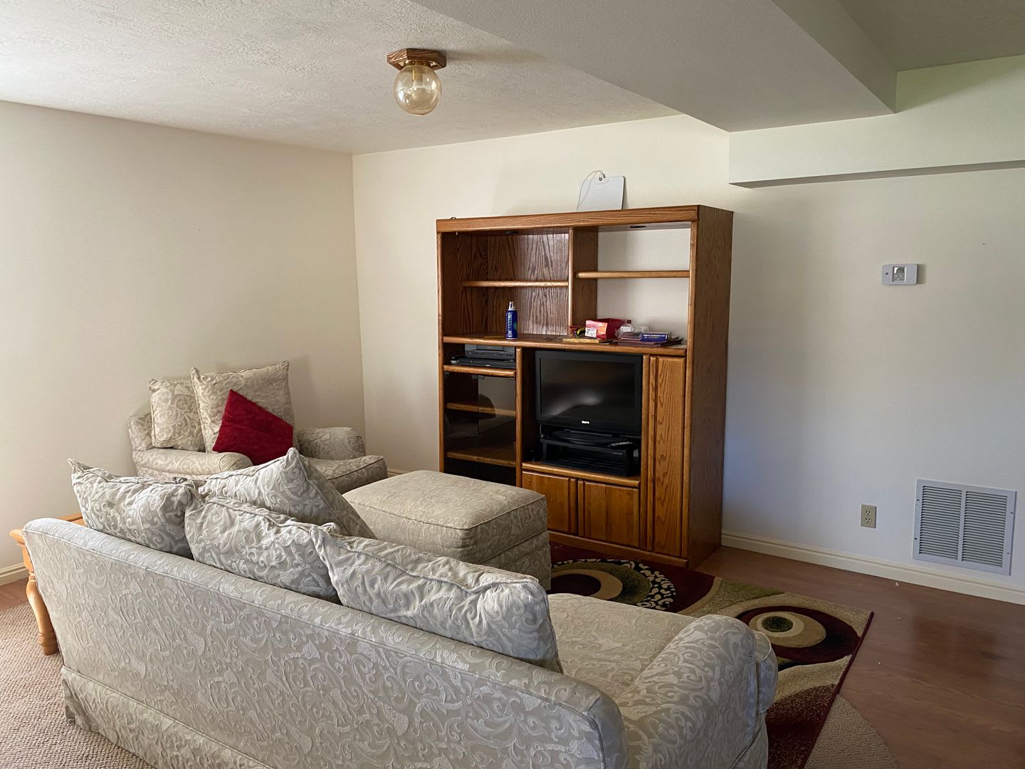 Cozy 2 Bedroom Lower Apartment – photo 4