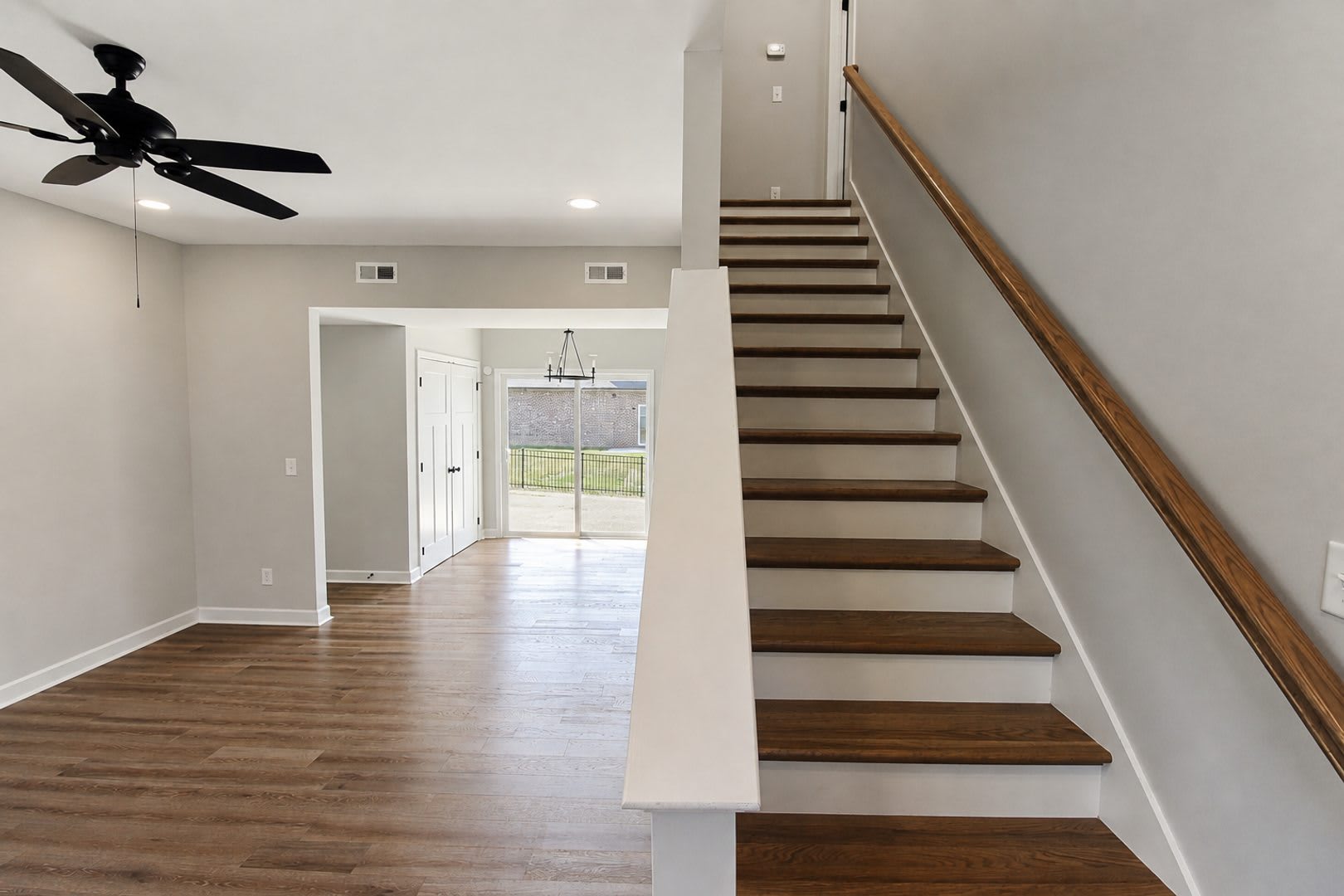 Pet-Friendly 3-Bedroom Home with Fenced Backyard and Garage – photo 2
