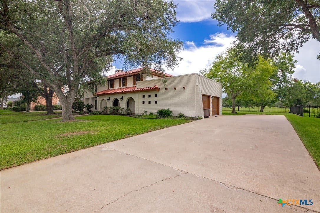 213 Tracy Lane – photo 2