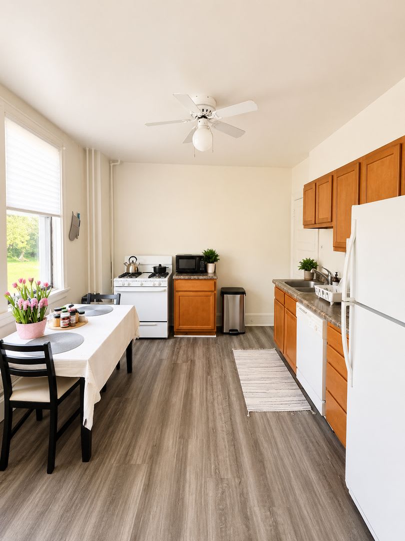 Available NOW! Renovated from top to bottom! – photo 2