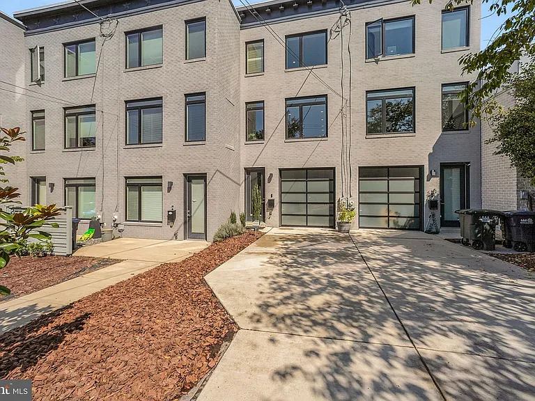 1030 Perry Street Northeast – photo 1