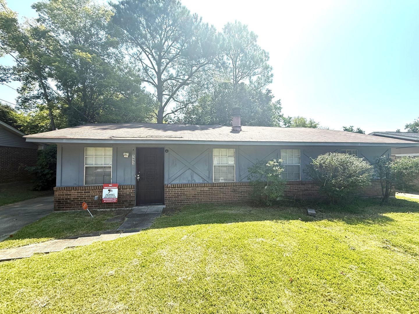**3 Bed 2 Bath located in Regency Park** to schedule a self tour – photo 1