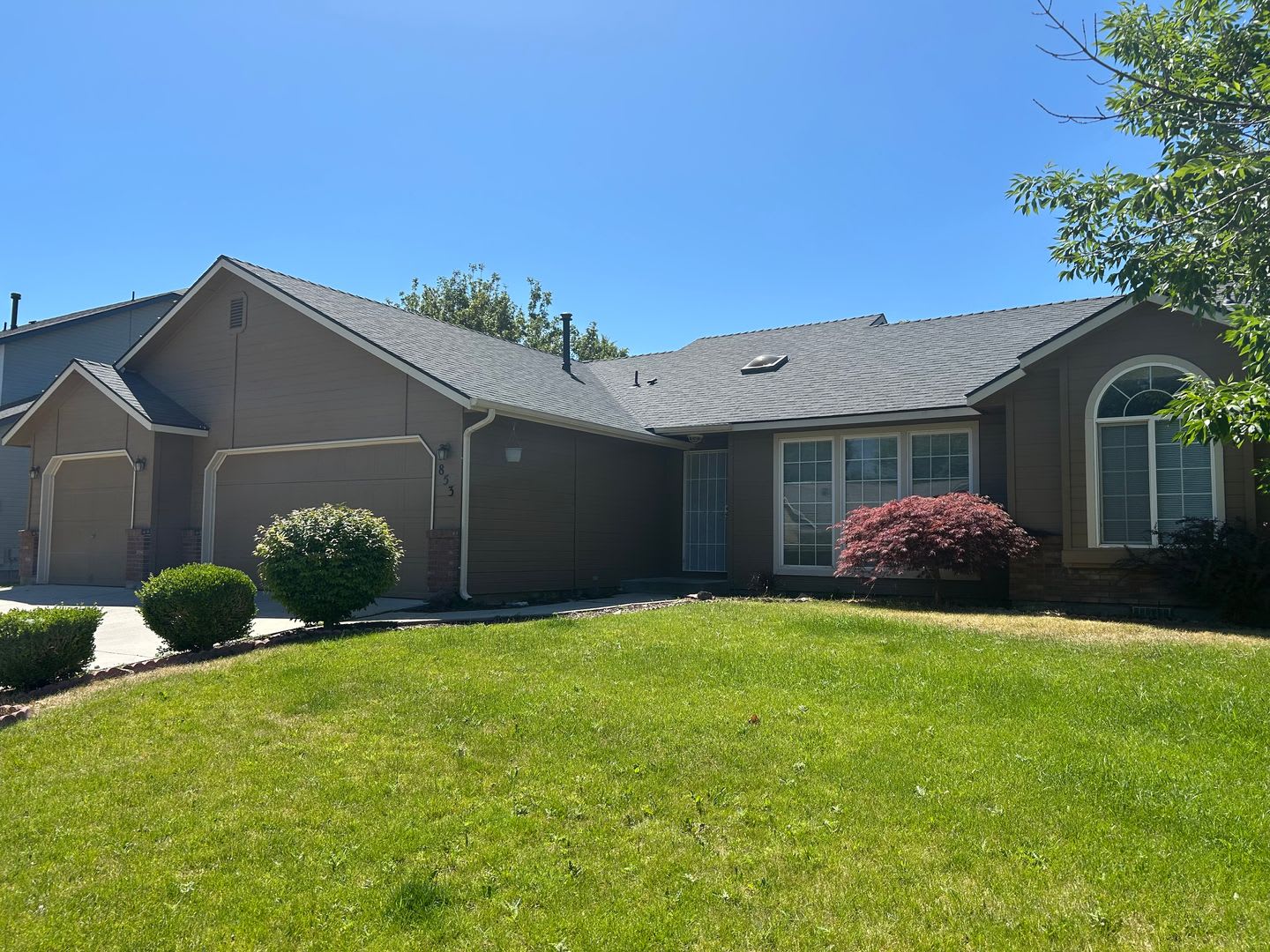 Spacious 3 Bedroom Home with Bonus Room on a Corner Lot with 3 Car Garage – photo 2