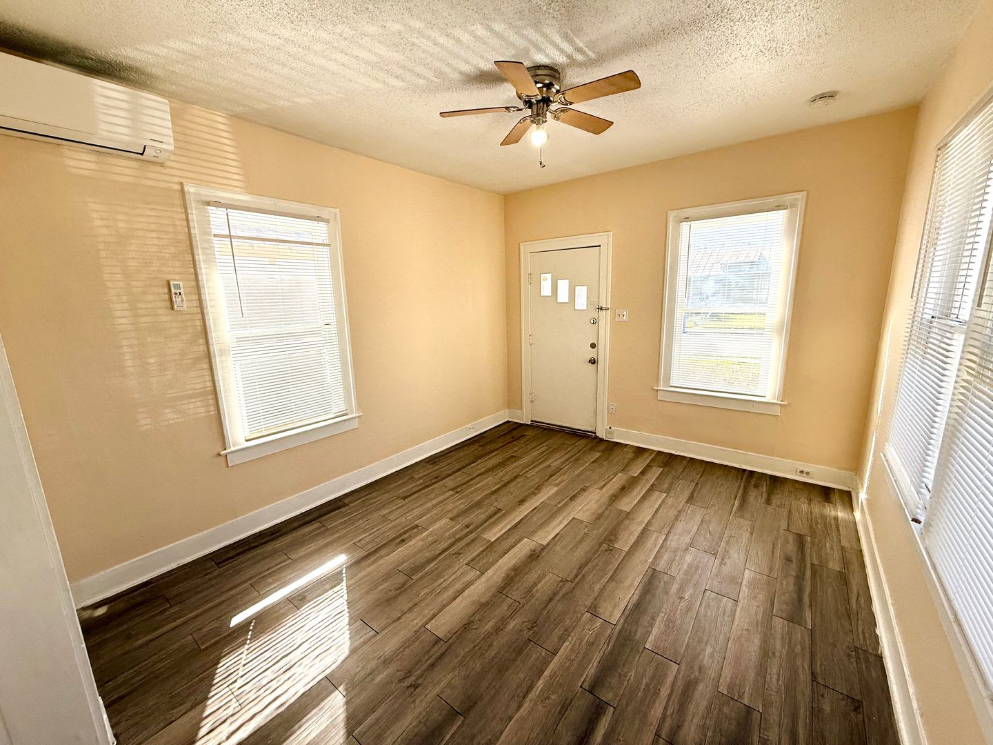 *MOVE IN SPECIAL* Charming Duplex with Fenced Yard – Minutes from St. Philip's College! – photo 5