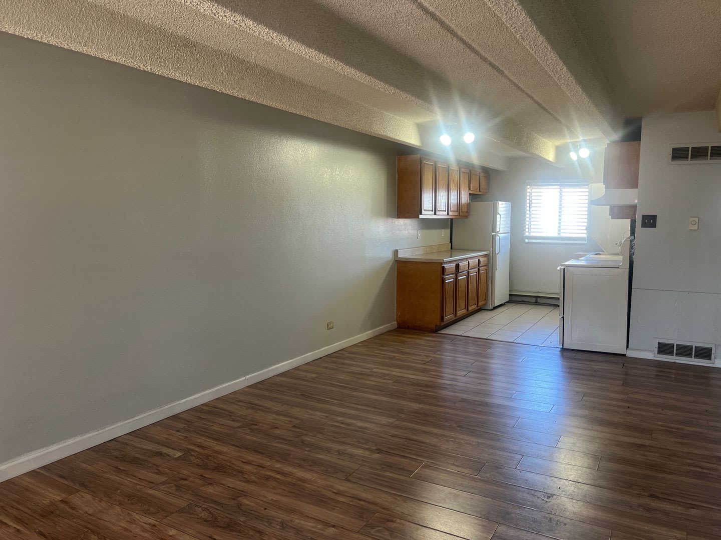 1 Bedroom Condo In Yosemite Court Condominiums Available Now – photo 1