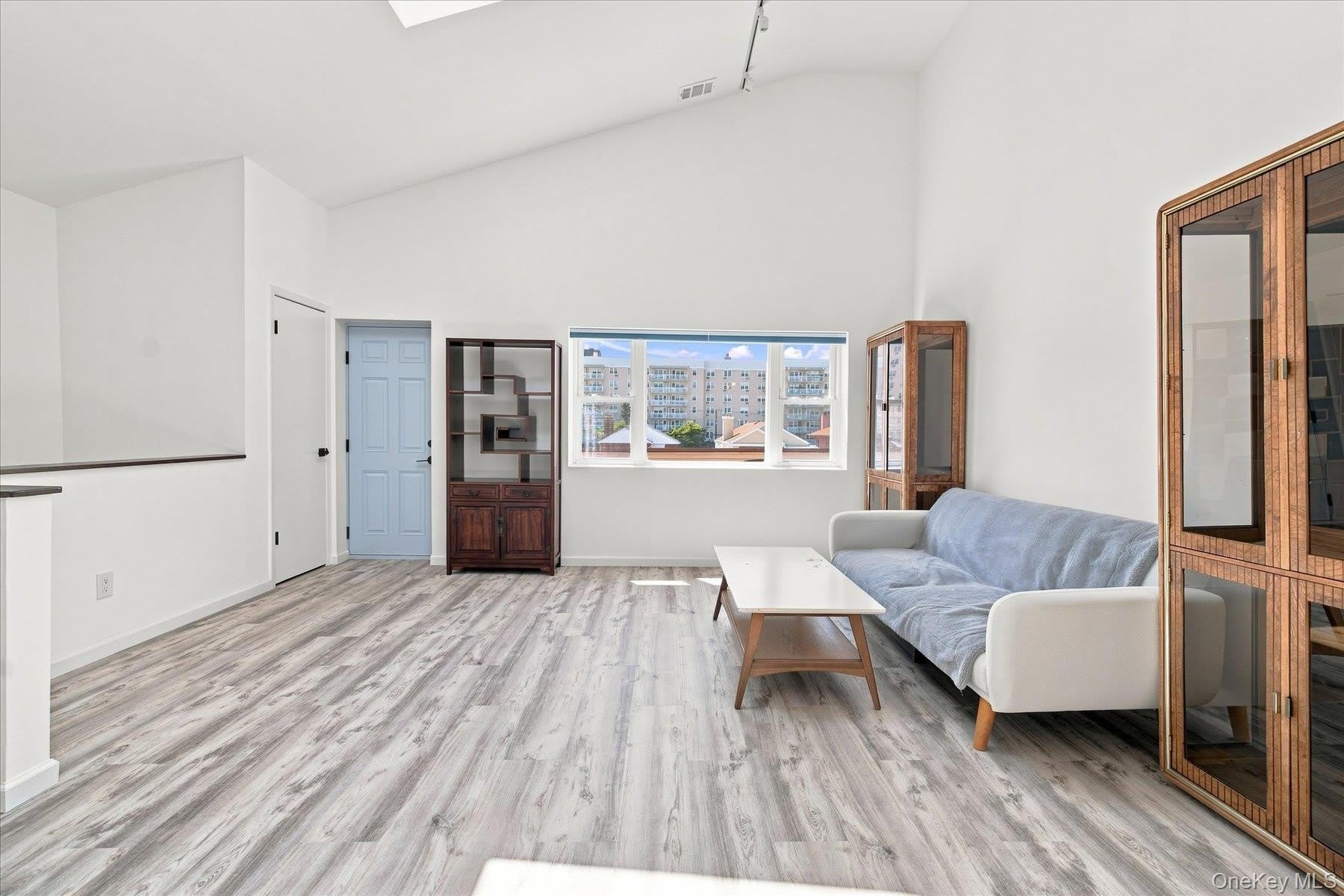 537 E Broadway – photo 3