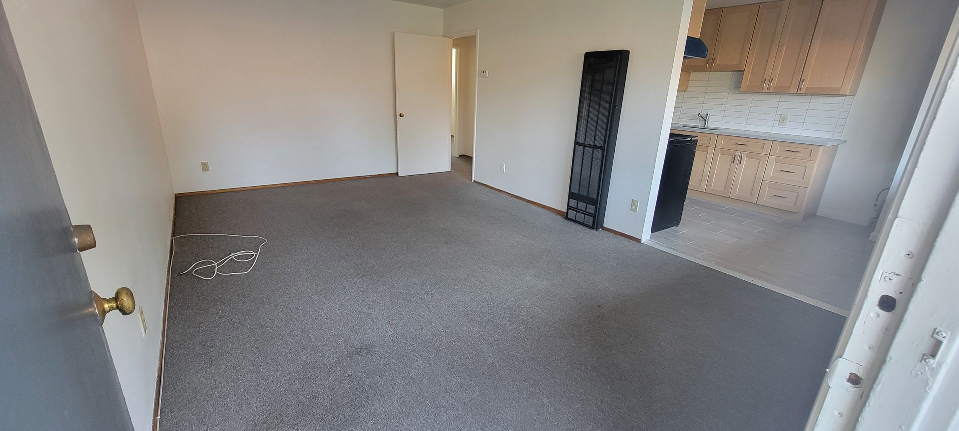 Clean, quiet 2 bed 1 bath, freshly painted with new appliances – photo 2