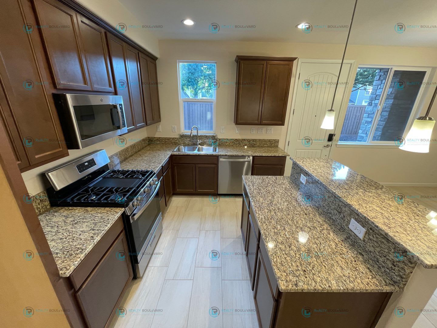 Luxury and Convenience: Fully Equipped 3-Bedroom 2.5 Bathroom 2 car garage Condo in Carson City – photo 5
