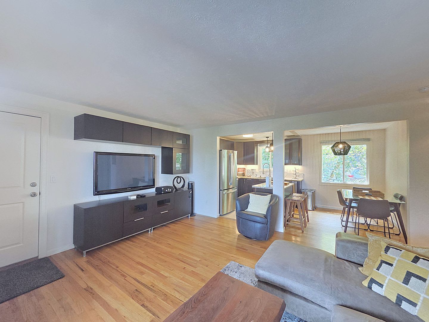 1 800 2 Bed 1 Bath Fully Furnished Condo In Secure Building In Rockwood Manito Neighborhood – photo 5