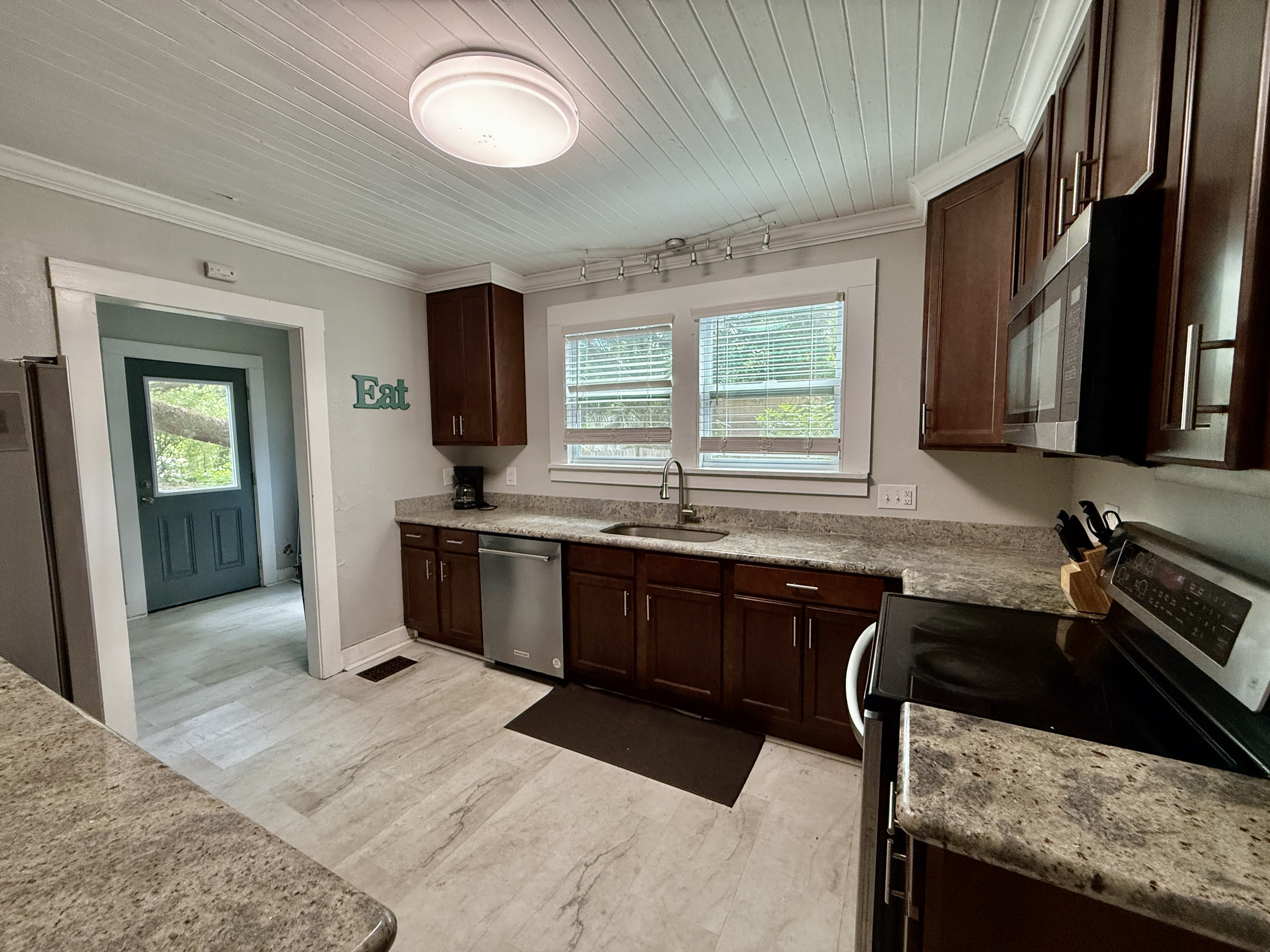 2624 W Desoto St – photo 2