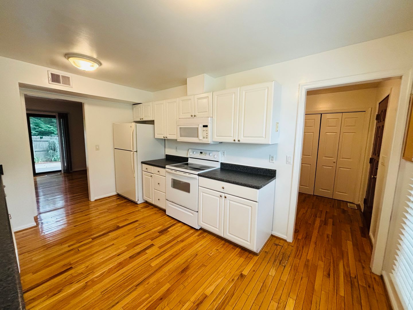 3 Bedroom 3.5 Bathroom Townhouse – photo 4