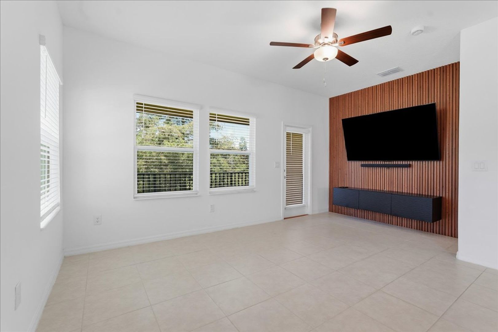 Gated Townhouse Community Palm River Just 10 Minutes From Downtown Tampa – photo 3