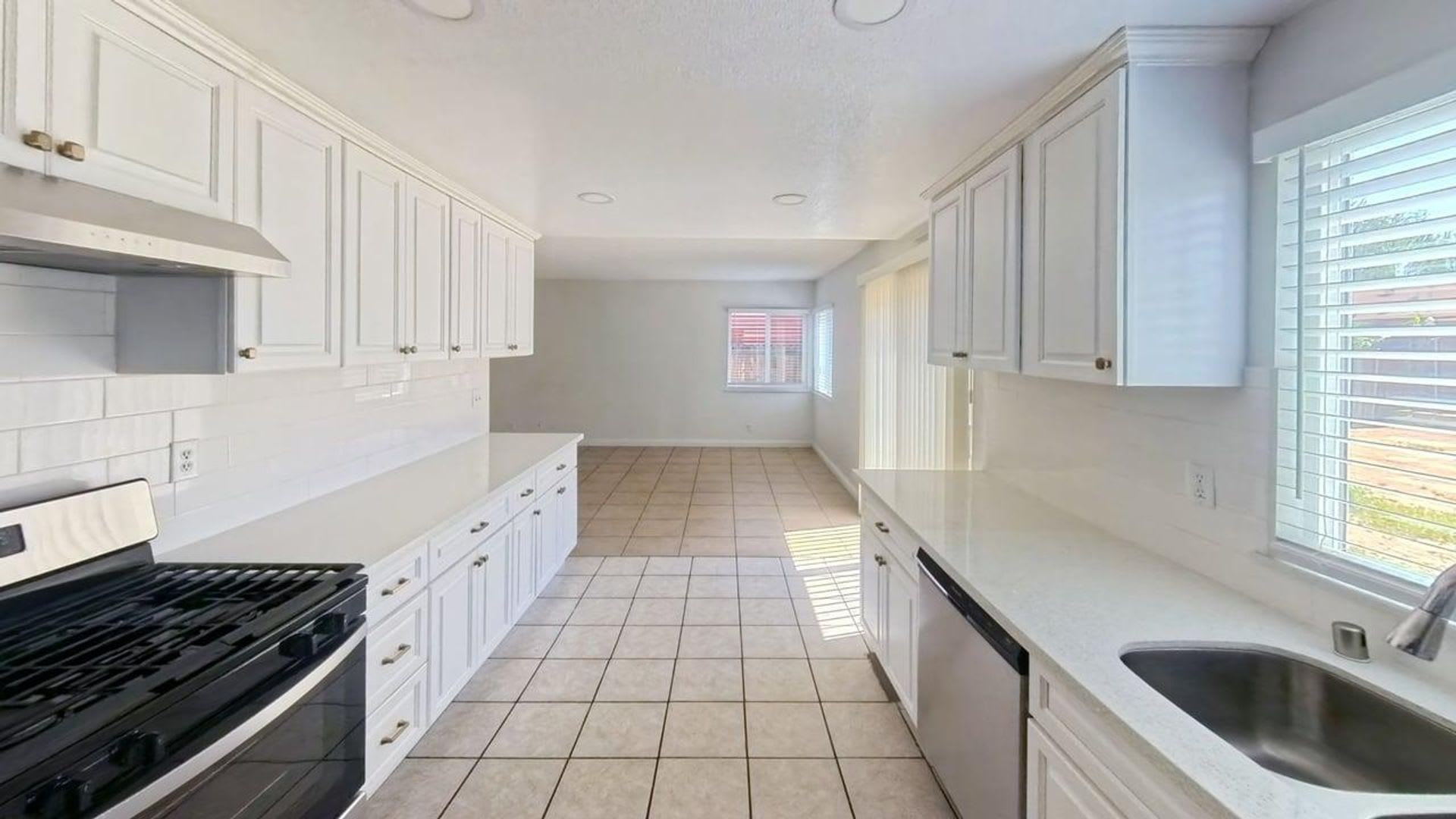 13677 Golden Eagle Ct Moreno Valley Ca 92553 Beautiful Home On A Quiet Cul De Sac With Spacious Living Modern Comfort – photo 3