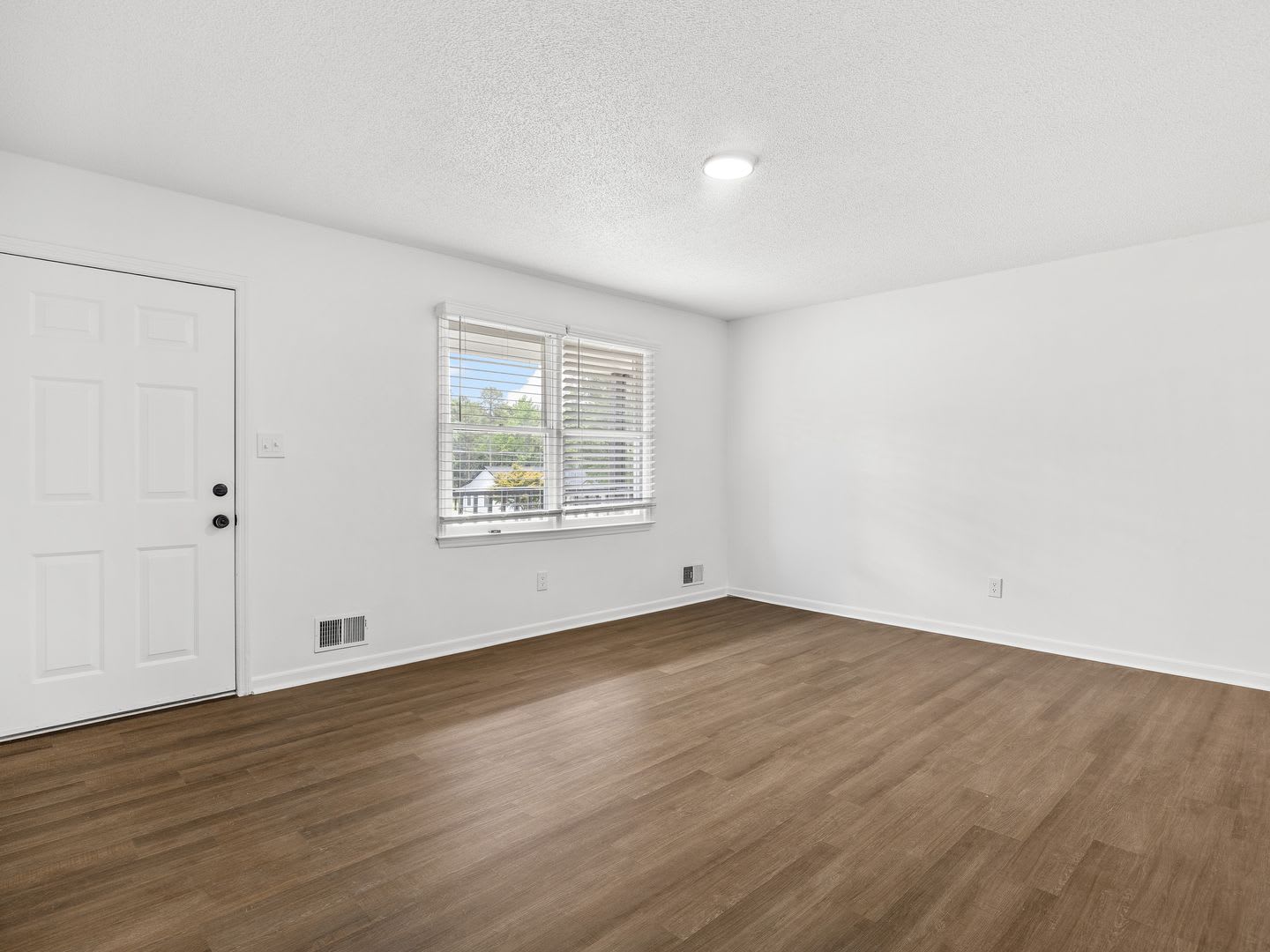 Freshly Renovated 2 Bed 2 Bath Home 500 Off First Month Rent – photo 5