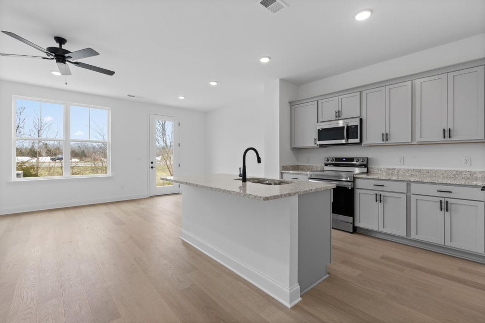 Beautiful 3-Bed Townhome at James Creek – photo 3
