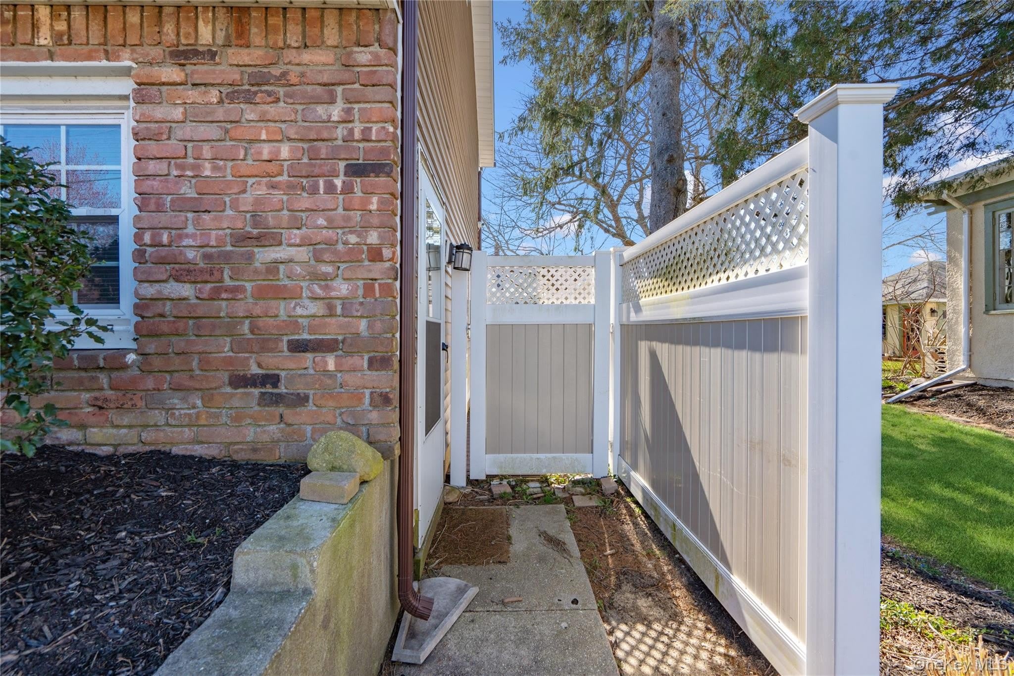 445 S Wellwood Avenue – photo 3