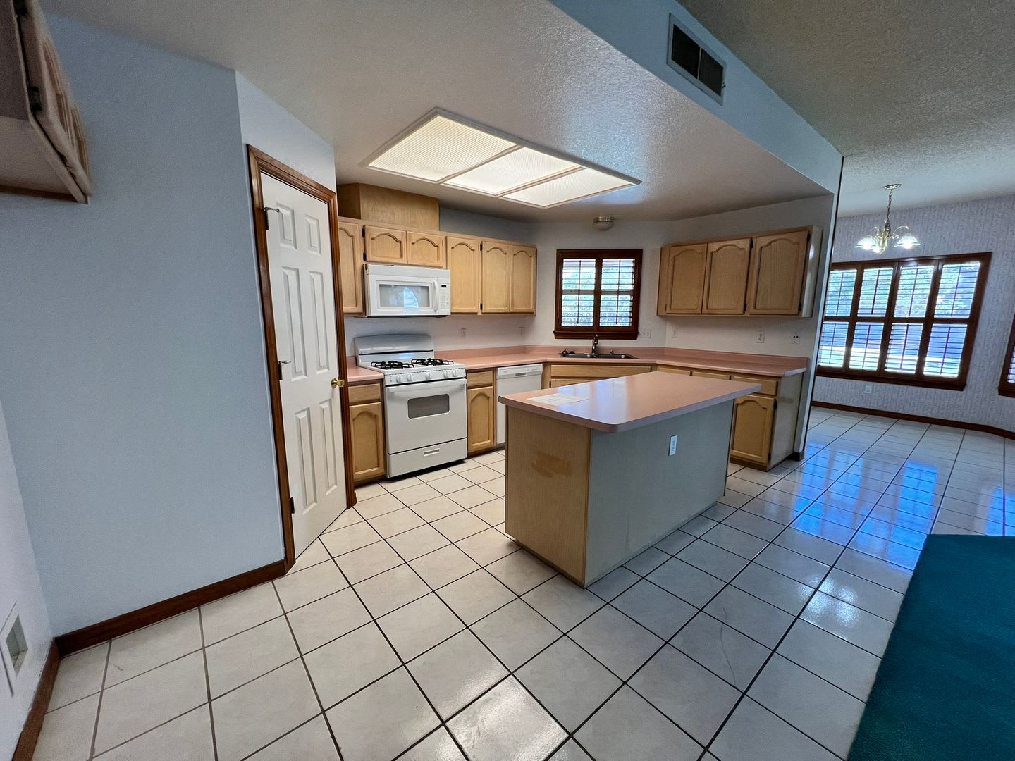 Elegant Westside Gem With Spacious Living And Exceptional Location – photo 5