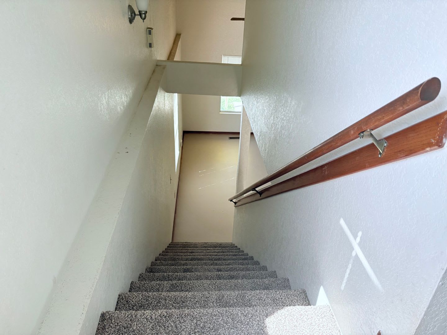 Two bedroom townhouse close to Campus! – photo 2