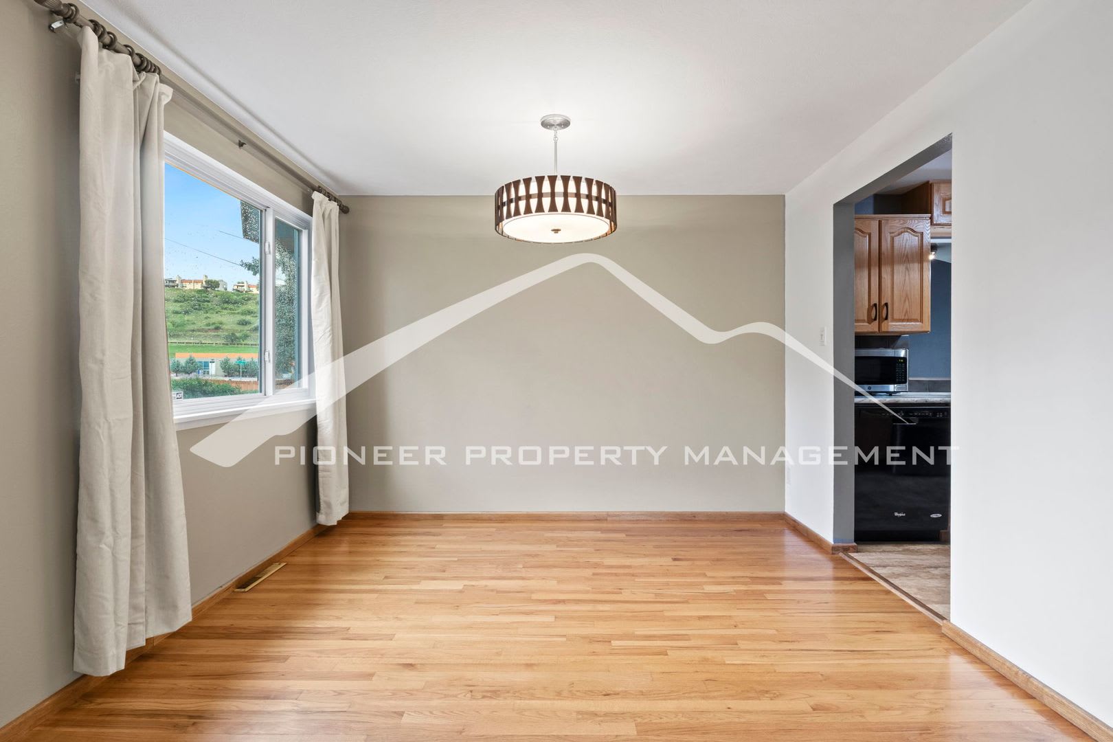 Spacious Home With 3 Bedrooms 2 Bathrooms 2 Car Garage 2 Fenced Backyard And Close Proximity To Garden Of The Gods – photo 4