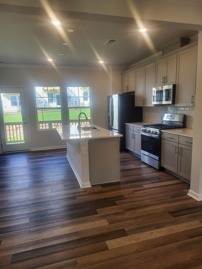 Room in 4 Bedroom Townhome at Castle Loch Ln – photo 3