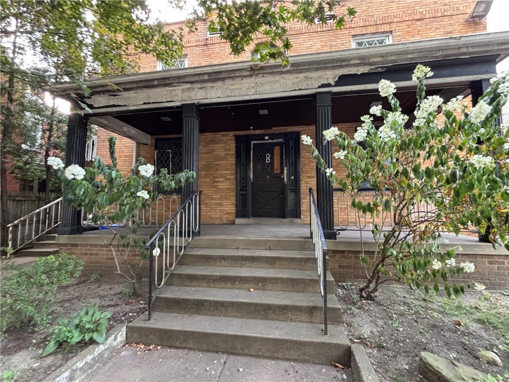 4825 BUTLER ST. (to lease) – photo 1