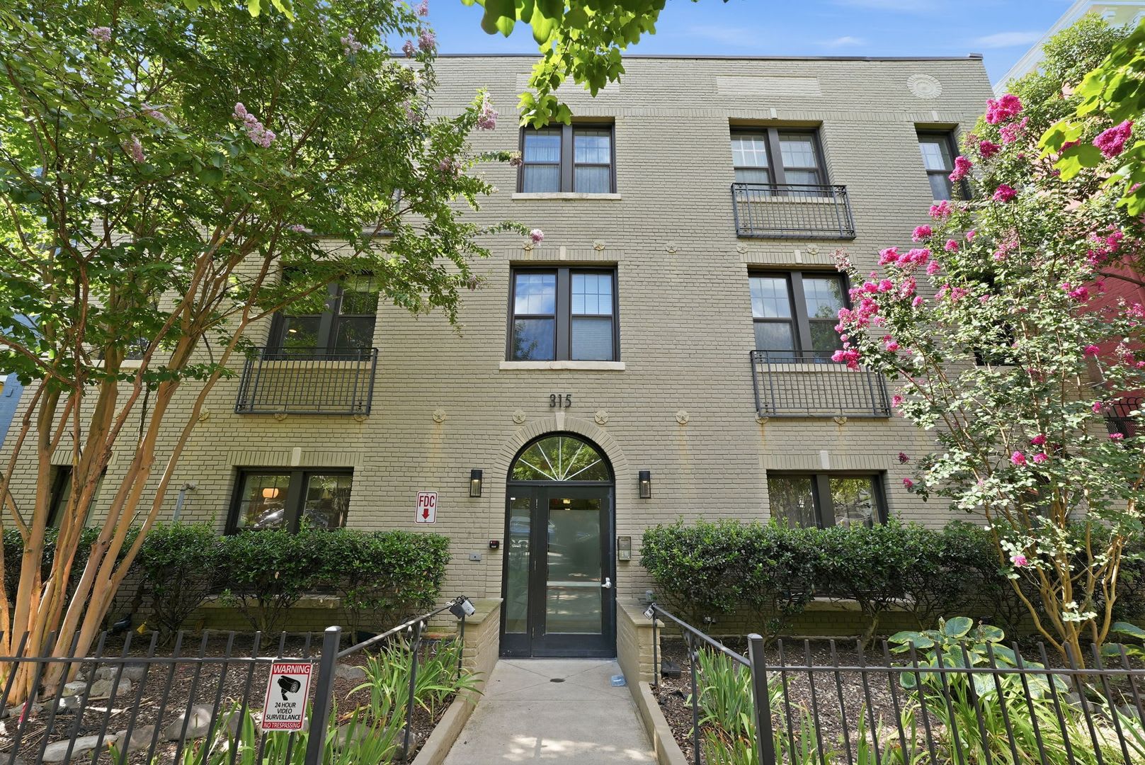 Sun-Filled Furnished 1BR in the Heart of Capitol Hill! – photo 2