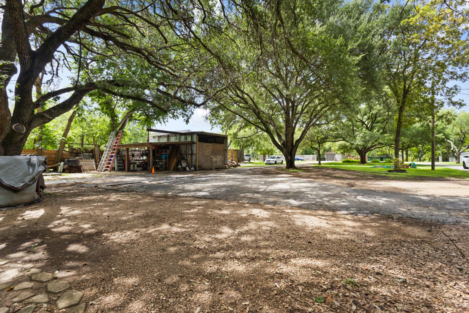 Charming 1-Bedroom 1 Bathroom Near Canyon Lake Dam-Move-In Ready – photo 2