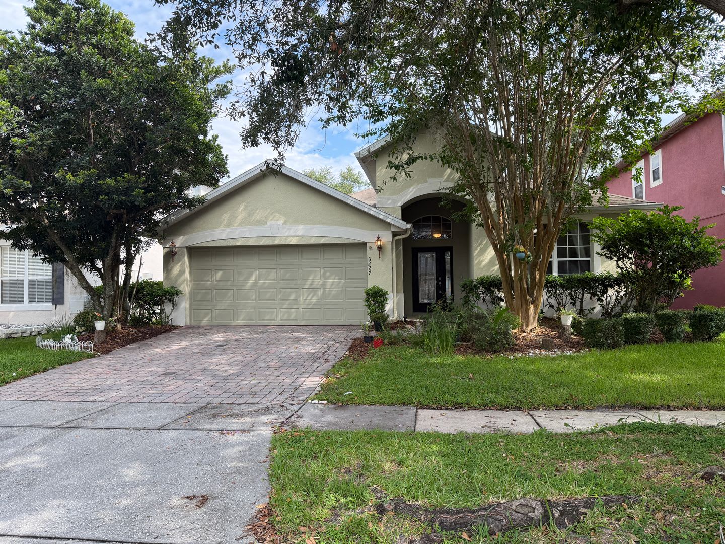 4 beds 2 baths single family house – photo 1