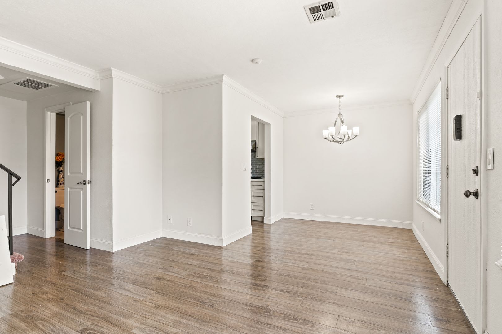 Spacious & Updated 2-Bedroom Townhouse in Union City – photo 4