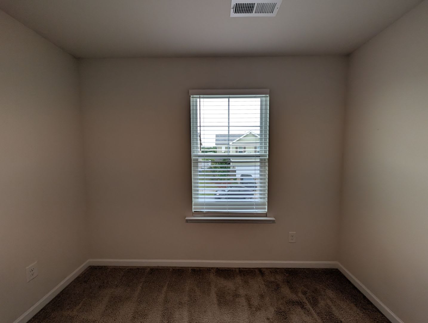Room in 4 Bedroom Home at Eastcott Ave – photo 3