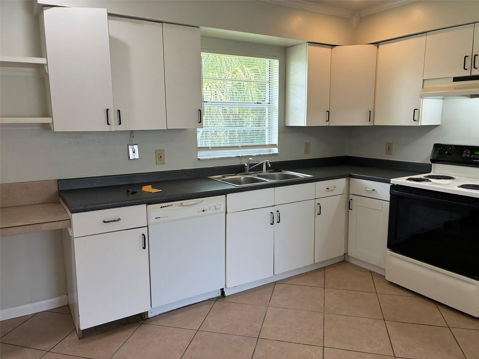 320 QUEEN Avenue – photo 4