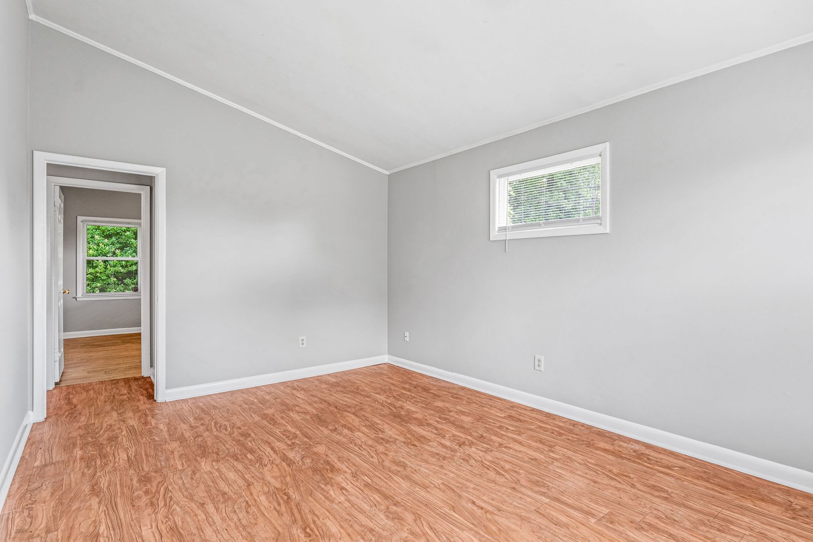 NE – Desirable Neighborhood, Brick Home, Wood/Laminate Flooring, Vaulted Ceilings, Carport, Fenced! – photo 4