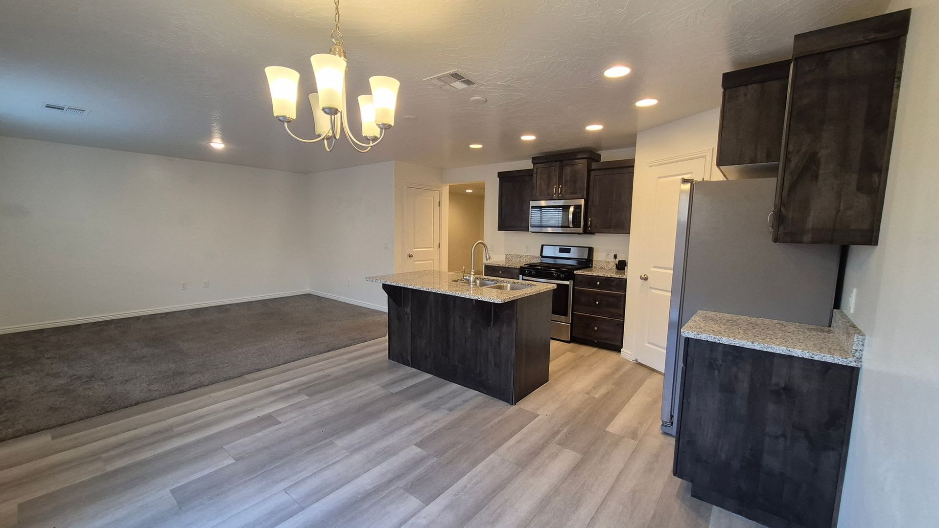 Spacious Townhome for Rent – Prime Location! – photo 5
