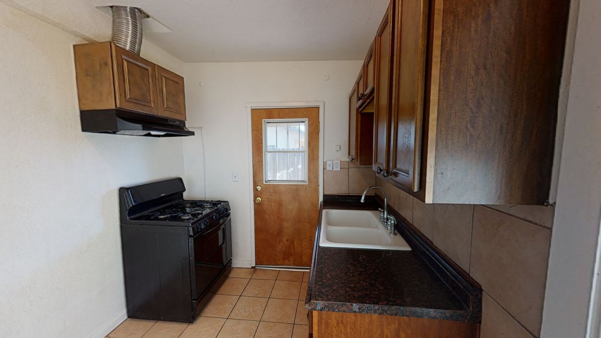 Just Reduced For A Fast Lease Charming Single Story Bungalow 2 1 – photo 4