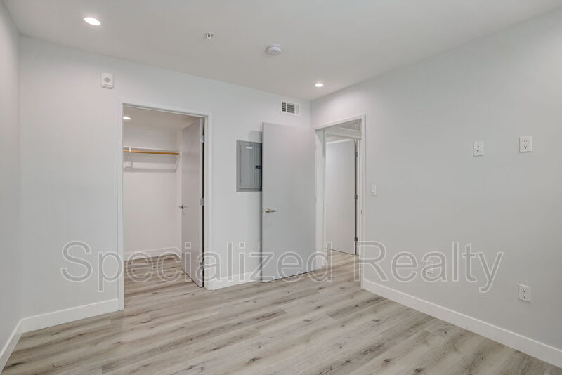 5068 Romaine Street – photo 2