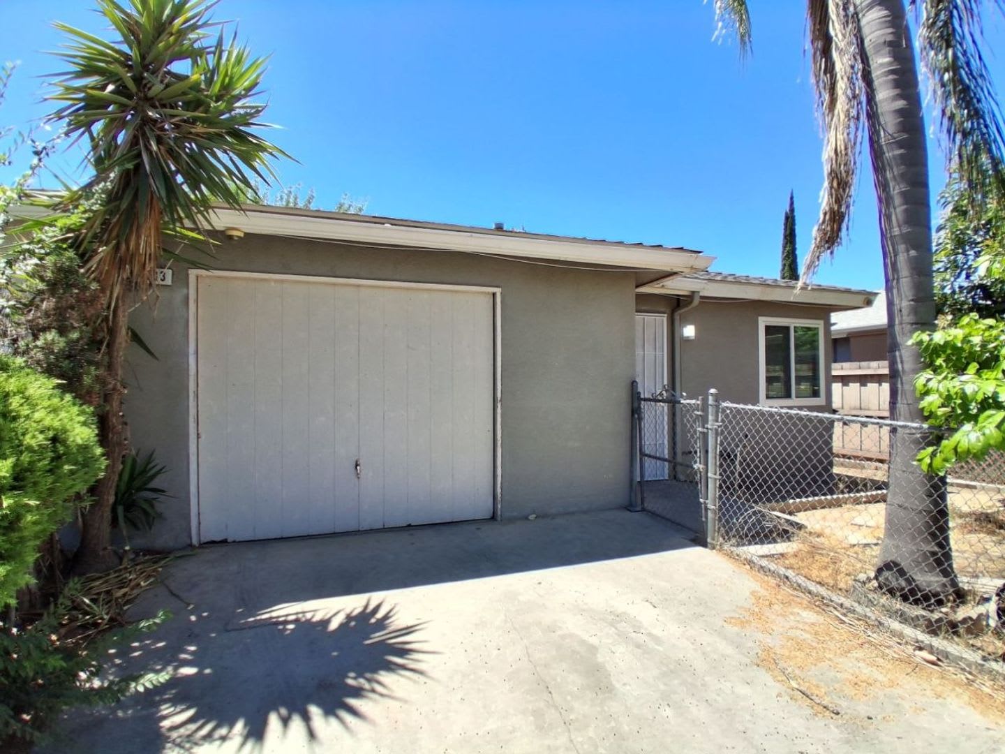 SPECIAL: FIRST MONTH RENT OFF!! Spacious 3 Bedroom With Garage Located On Ashlan & Cornelia! – photo 1